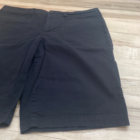 Gloria Vanderbilt Black Bermuda Shorts size 12. - Picture 3 of 8